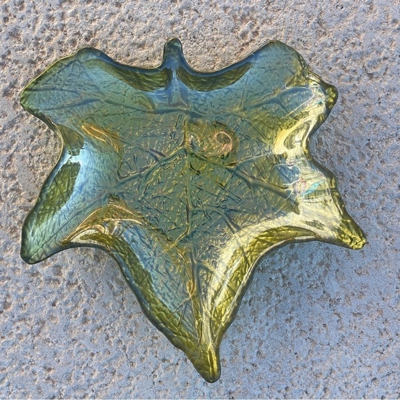 VINTAGE art glass green iridescent candy, nut, snack dish leaf shaped tray - Picture 8 of 10